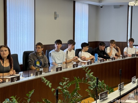 Kamniške dijakinje in dijaki v vlogi občinskih svetnikov na simulaciji odločanja (18)